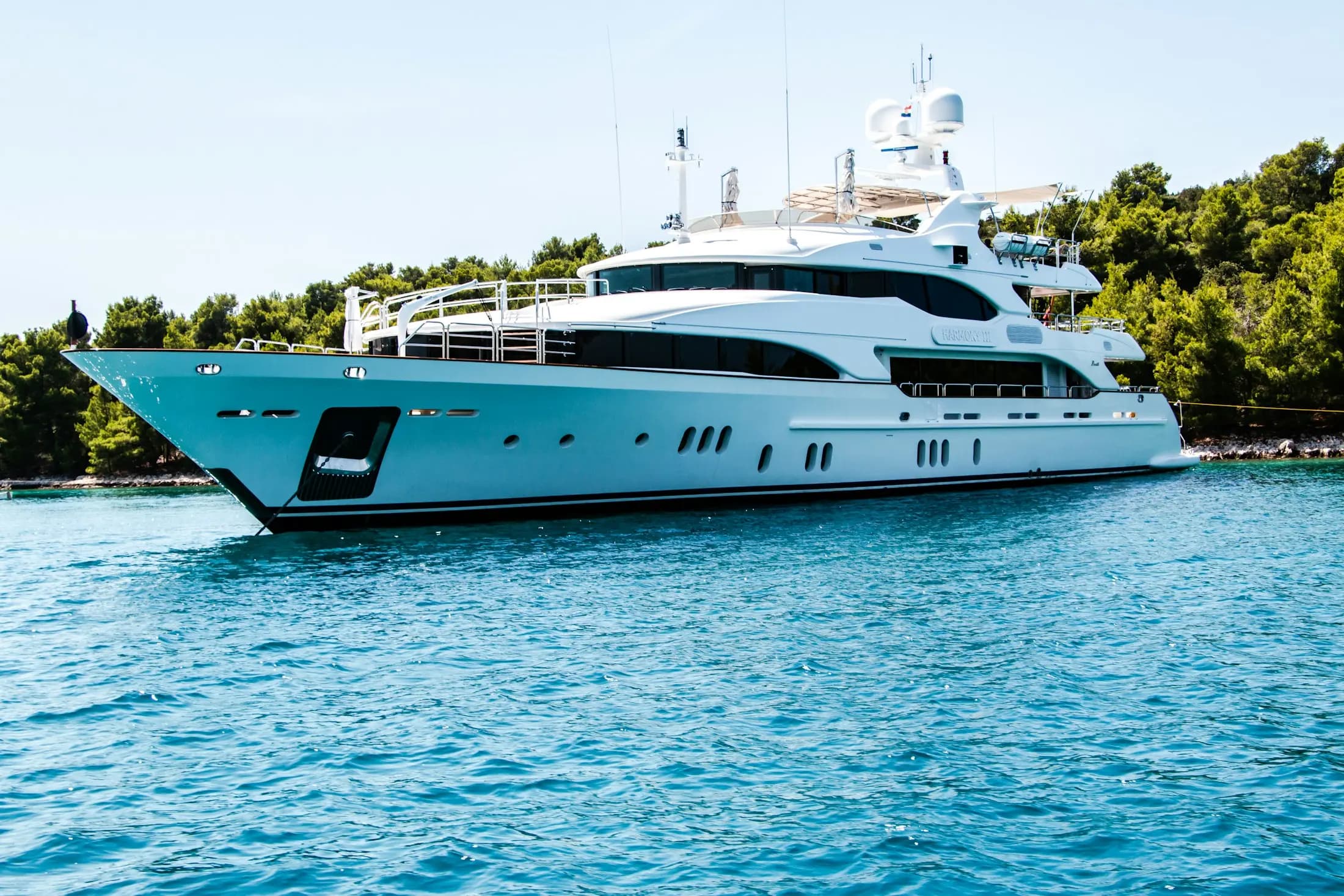 Yacht naviguant sur une eau turquoise au Maroc